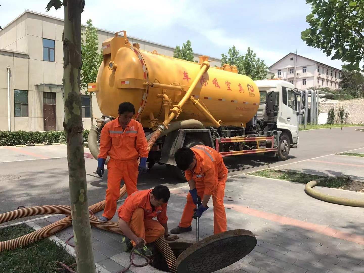 涟源管道疏通车停在窨井附近